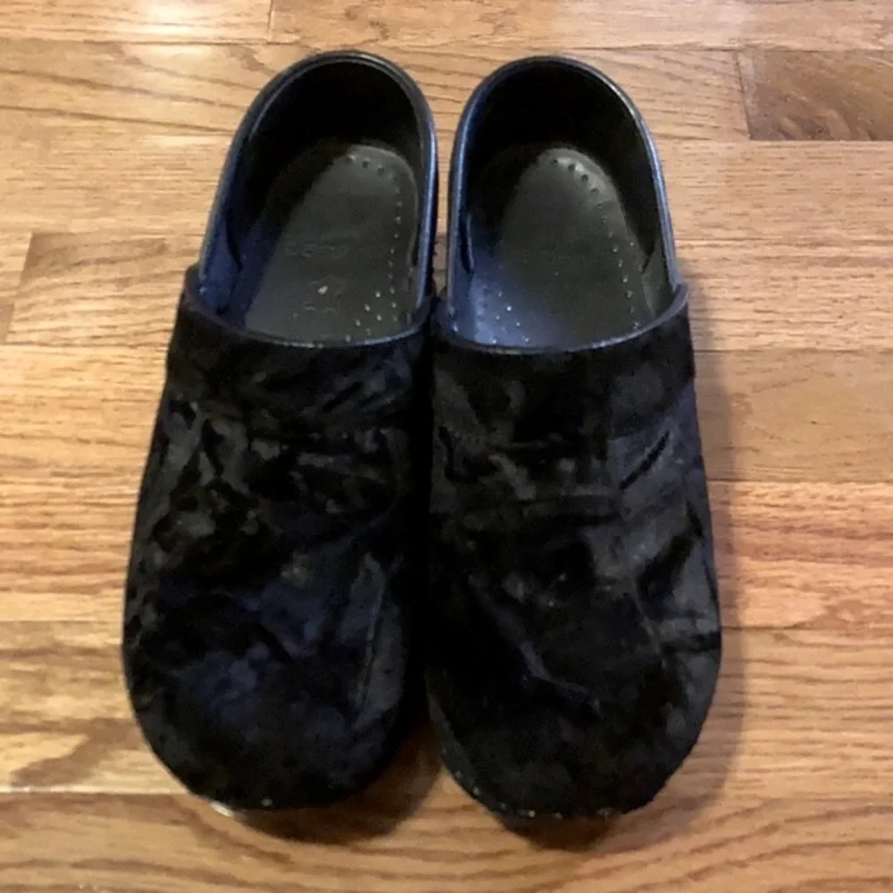 Dansko Black Crushed Velvet Nursing Clogs Size 36_3